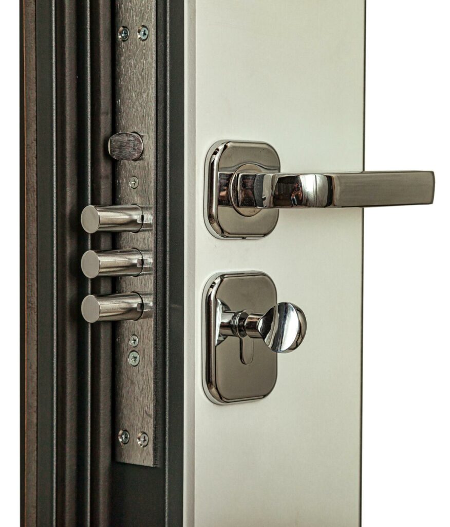 Serrurier installant une serrure 3 points A2P* sur une porte d’entrée à [primo_var key="ville"]